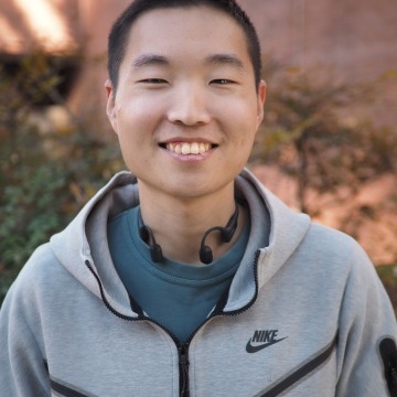 A picture of Haowen Zhang.